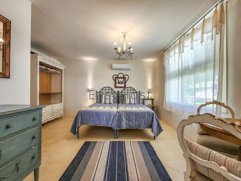 Aluguel de casa luxuosa em Angra com praia e piscina