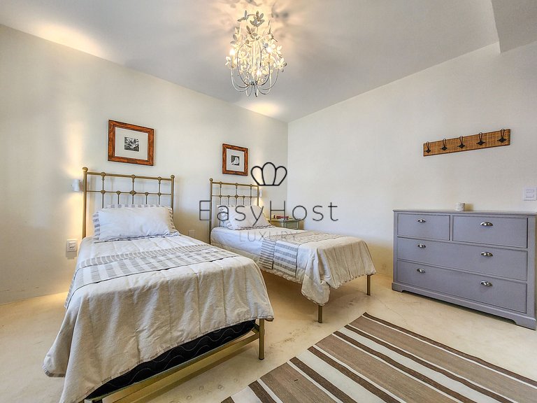 Aluguel de casa luxuosa em Angra com praia e piscina