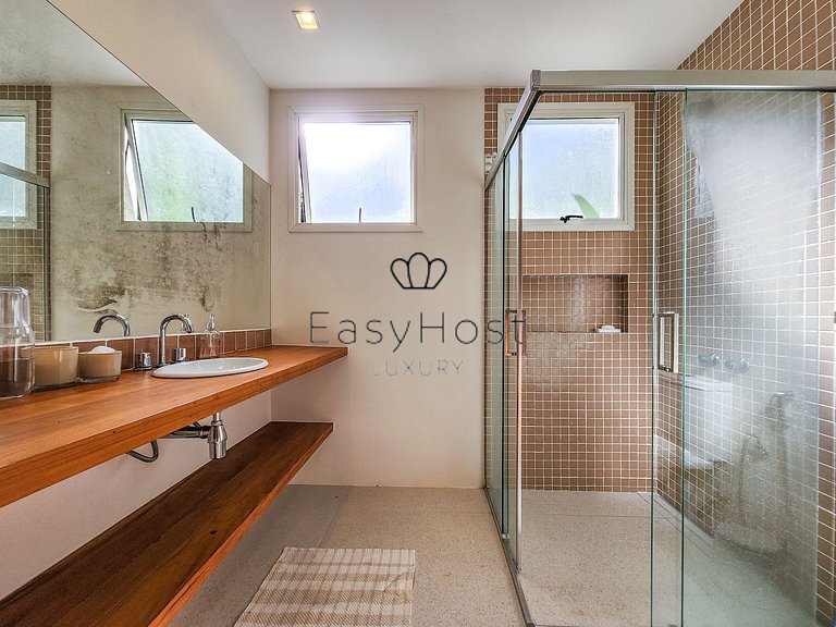 Aluguel de casa luxuosa em Angra com praia e piscina