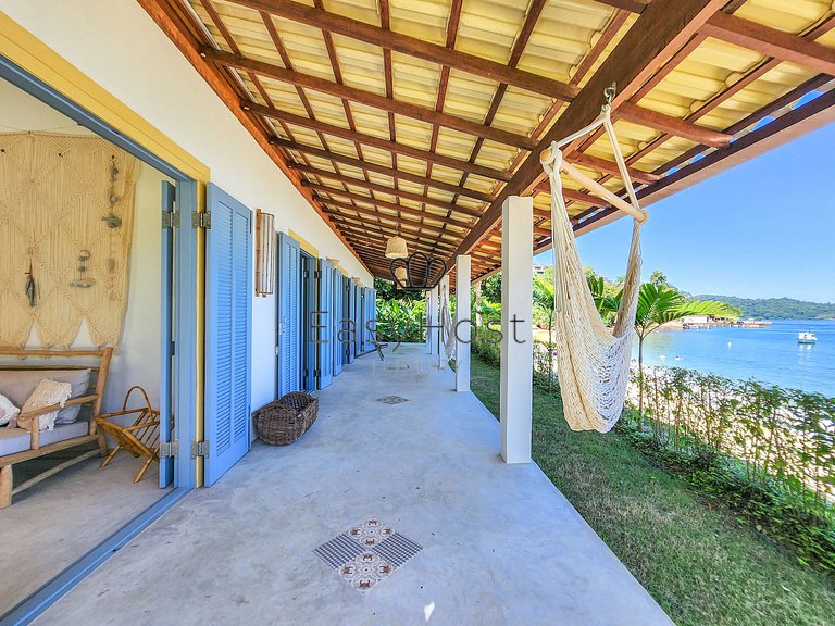 Aluguel de casa luxuosa em Angra com praia e piscina