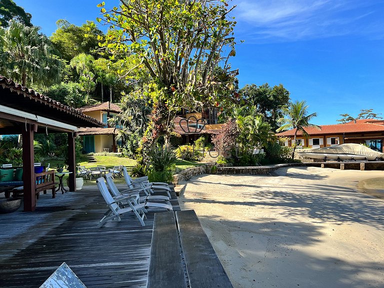 CASA ESPETACULTAR À VENDA EM CONDOMÍNIO COM PRAIA - ANGV095