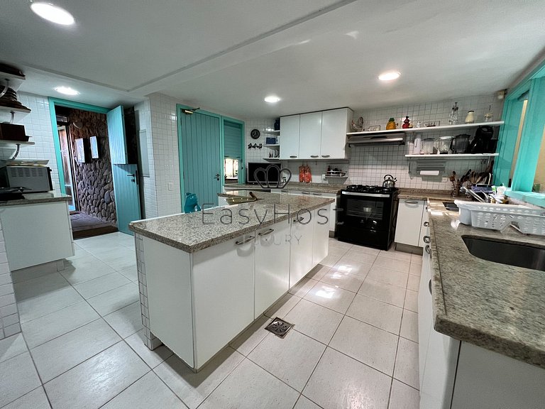 CASA ESPETACULTAR À VENDA EM CONDOMÍNIO COM PRAIA - ANGV095