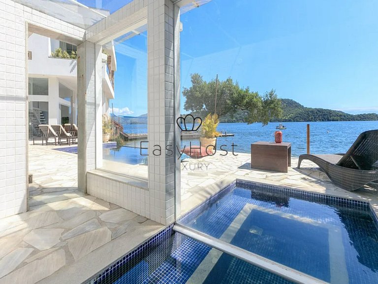 Casa a venda em Angra dos Reis com piscina