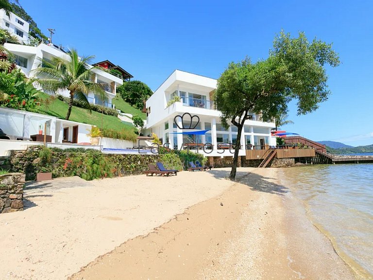 Casa a venda em Angra dos Reis com piscina