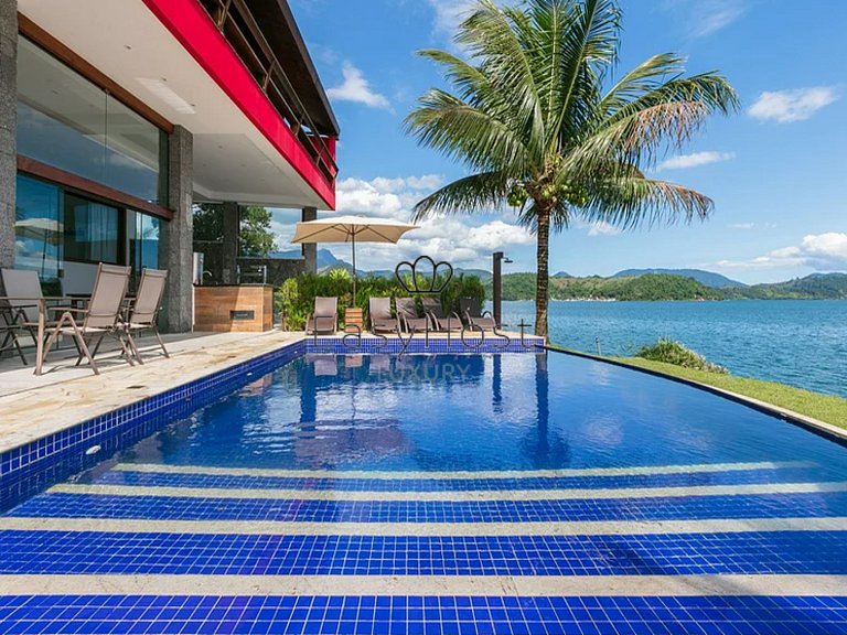 Casa a venda em Angra dos Reis com piscina