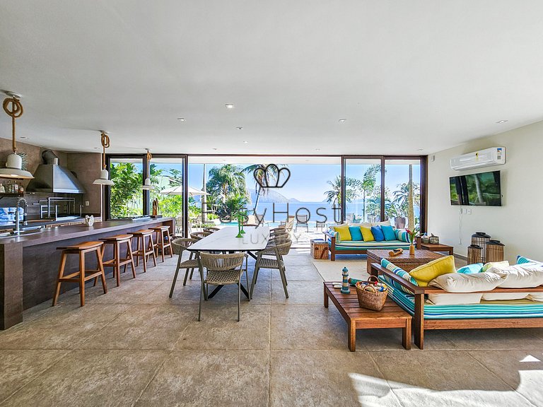 Aluguel de casa luxuosa em Angra com praia e piscina