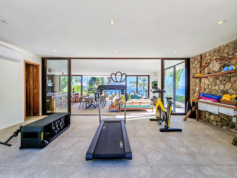 Aluguel de casa luxuosa em Angra com praia e piscina