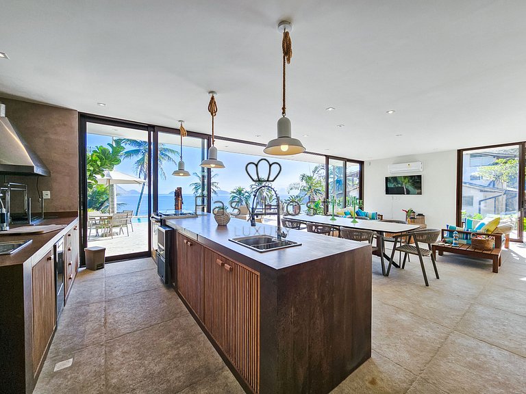 Aluguel de casa luxuosa em Angra com praia e piscina