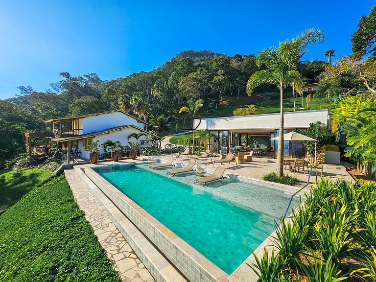 Aluguel de casa luxuosa em Angra com praia e piscina