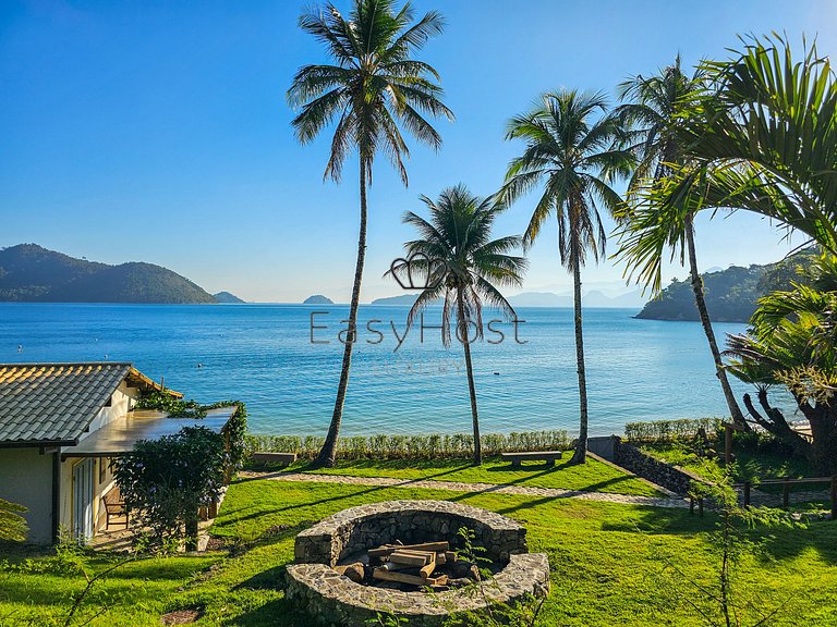 Aluguel de casa luxuosa em Angra com praia e piscina