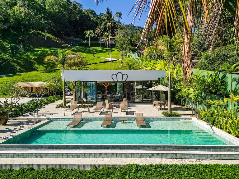 Aluguel de casa luxuosa em Angra com praia e piscina