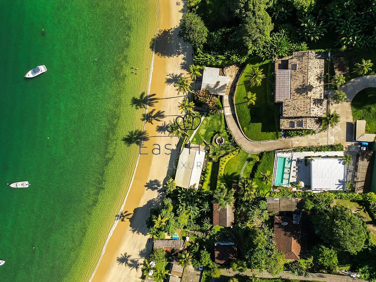 Aluguel de casa luxuosa em Angra com praia e piscina
