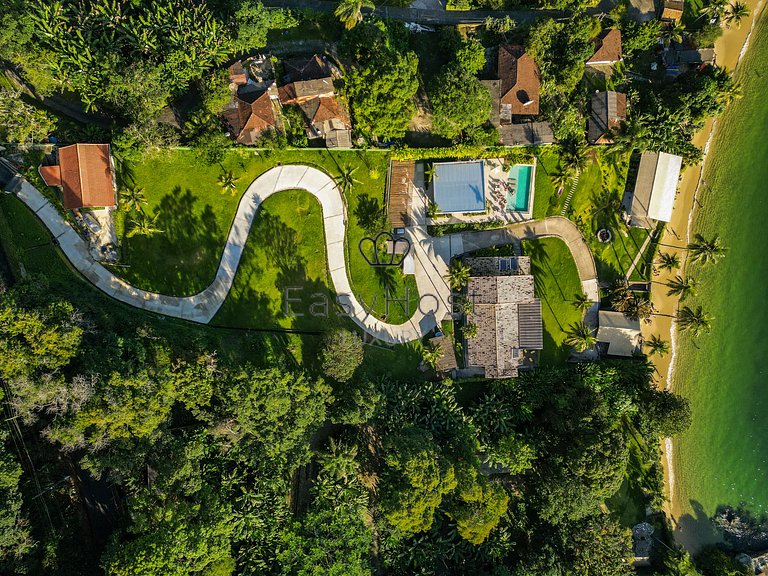 Aluguel de casa luxuosa em Angra com praia e piscina