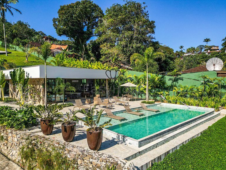 Aluguel de casa luxuosa em Angra com praia e piscina