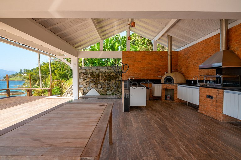 Casa à venda em Angra dos Reis com praia e sauna - AngV078