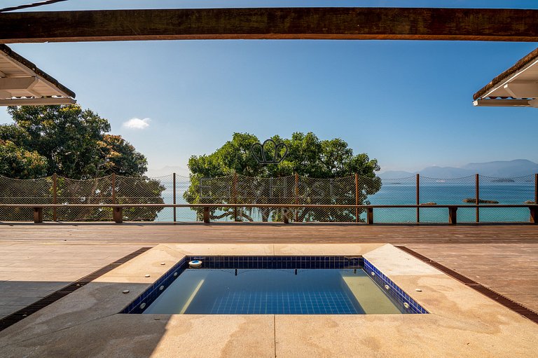 Casa à venda em Angra dos Reis com praia e sauna