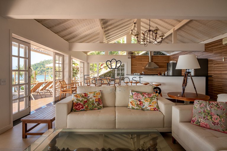 Casa à venda em Angra dos Reis com praia e sauna - AngV078