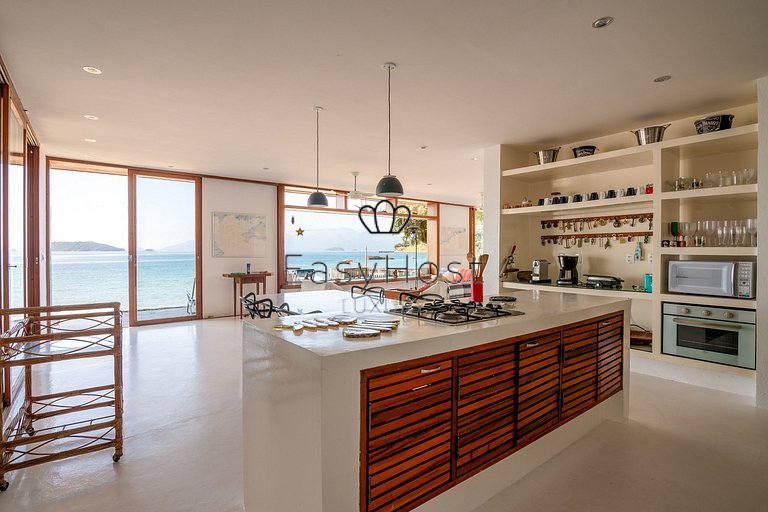 Casa à venda em Angra dos Reis com praia e sauna