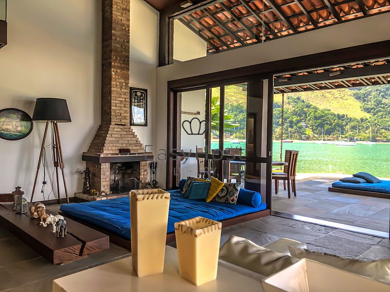 Casa vacacional en Angra dos Reis con piscina y vistas al ma