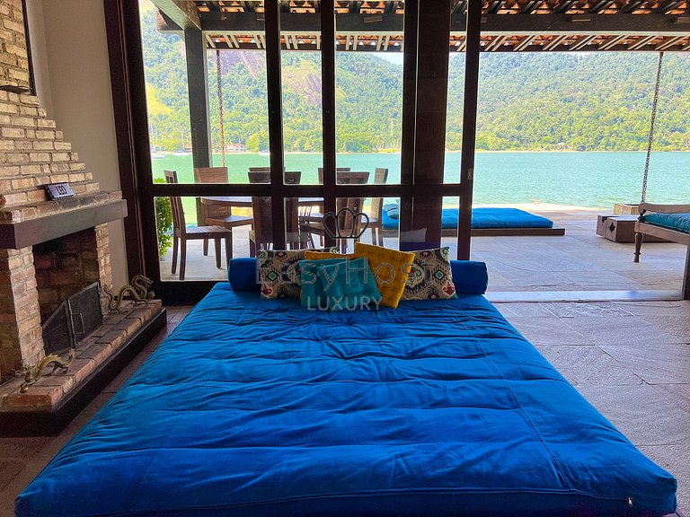 Vacation home in Angra dos Reis with pool and ocean view.