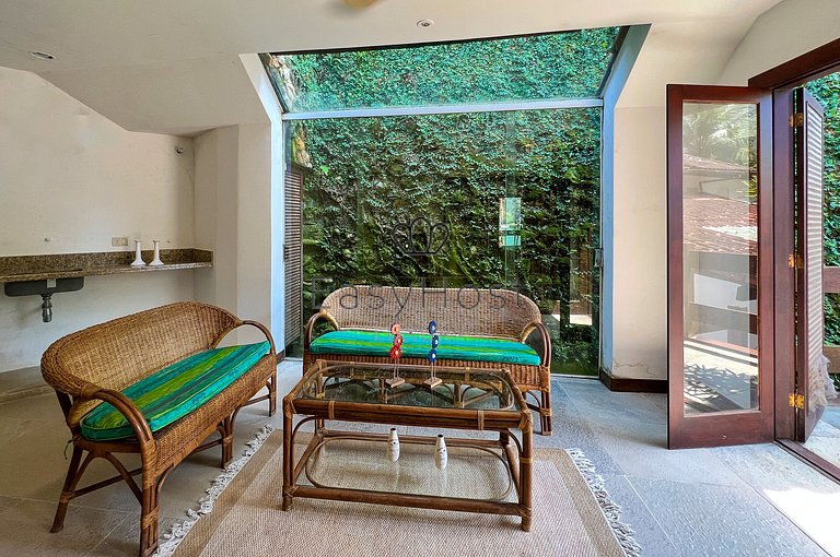 Vacation home in Angra dos Reis with pool and ocean view.