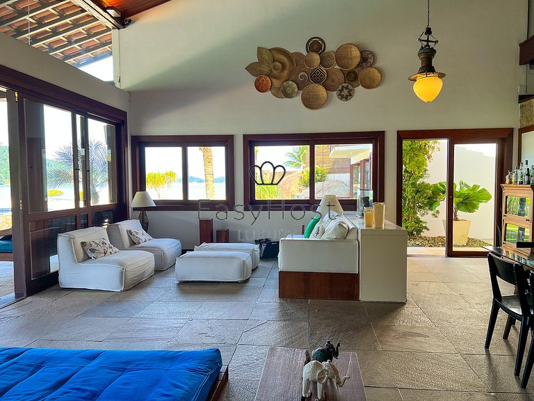 Casa vacacional en Angra dos Reis con piscina y vistas al ma