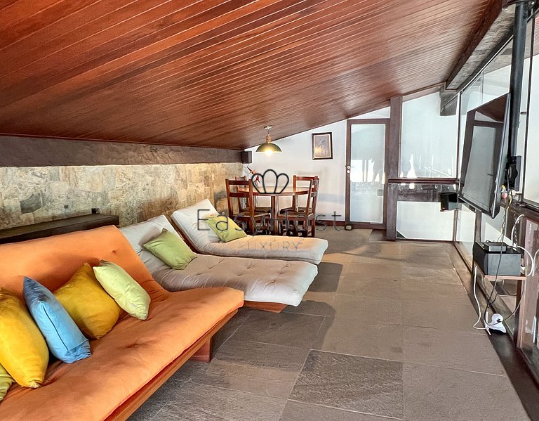 Casa vacacional en Angra dos Reis con piscina y vistas al ma