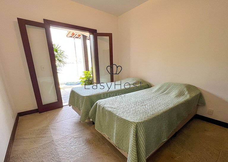 Casa vacacional en Angra dos Reis con piscina y vistas al ma