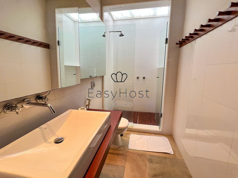 Vacation home in Angra dos Reis with pool and ocean view.