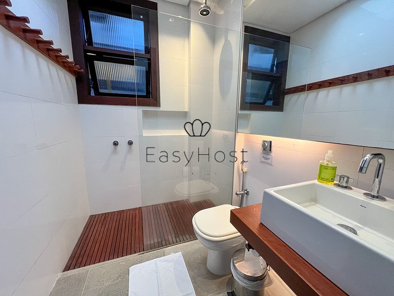 Vacation home in Angra dos Reis with pool and ocean view.