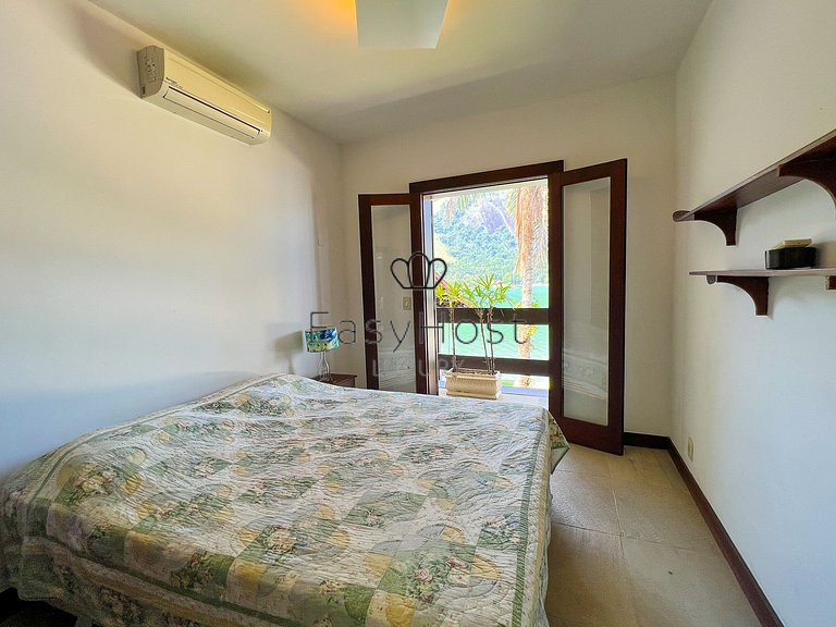 Vacation home in Angra dos Reis with pool and ocean view.