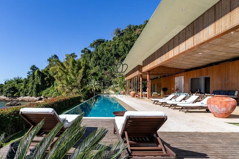 Casa de luxo à venda em Angra dos Reis com piscina e praia -