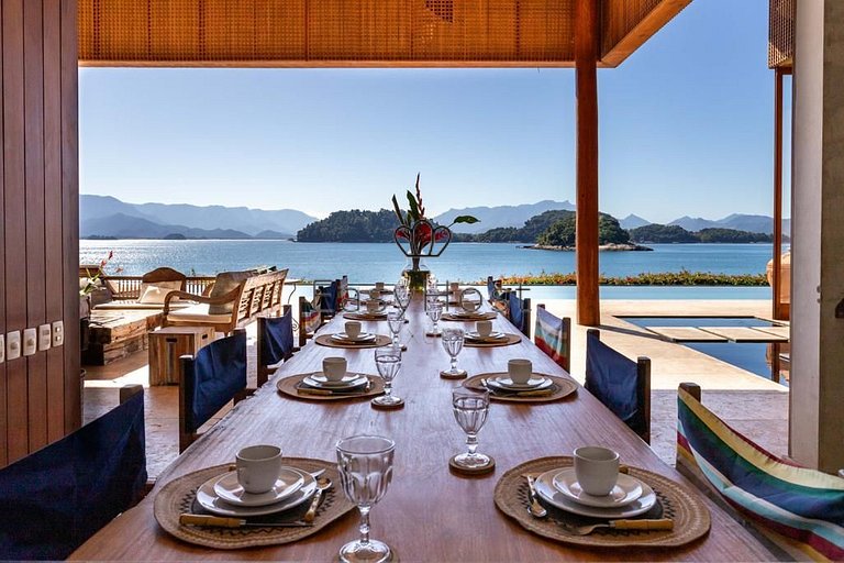 Casa de luxo à venda em Angra dos Reis com piscina e praia -