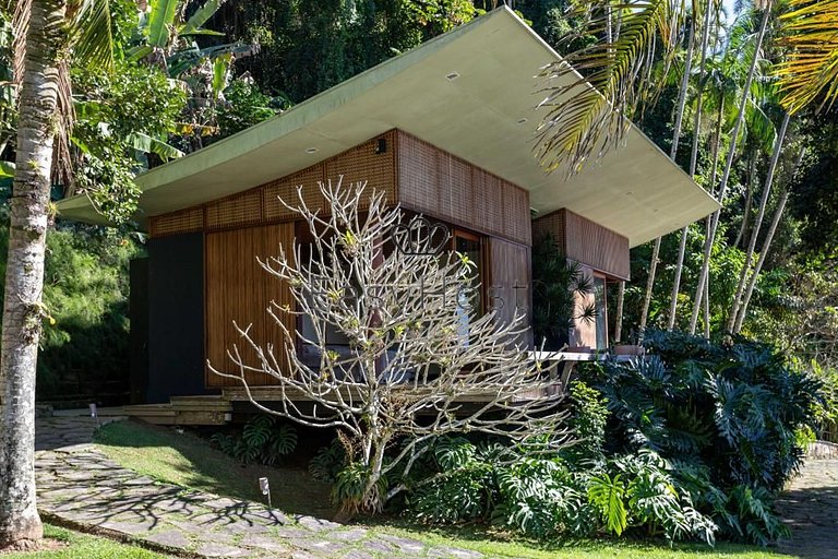 Casa de luxo à venda em Angra dos Reis com piscina e praia -