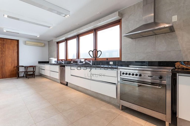 Casa de luxo à venda em Angra dos Reis com piscina e praia -