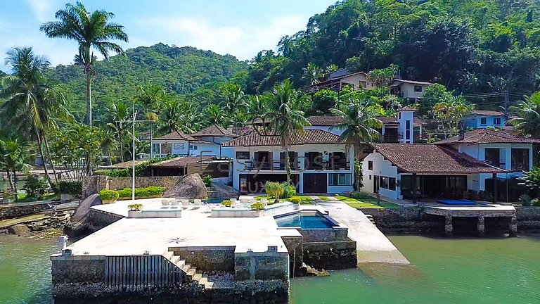 Casa vacacional en Angra dos Reis con piscina y vistas al ma