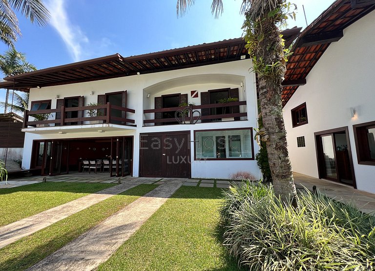 Casa vacacional en Angra dos Reis con piscina y vistas al ma