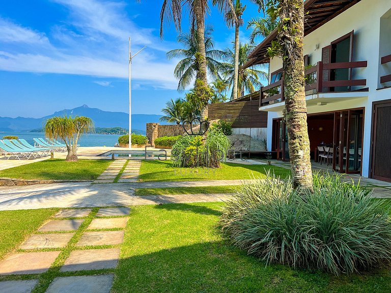 Vacation home in Angra dos Reis with pool and ocean view.