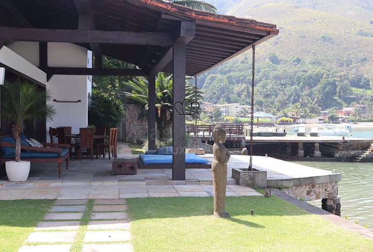 Casa vacacional en Angra dos Reis con piscina y vistas al ma