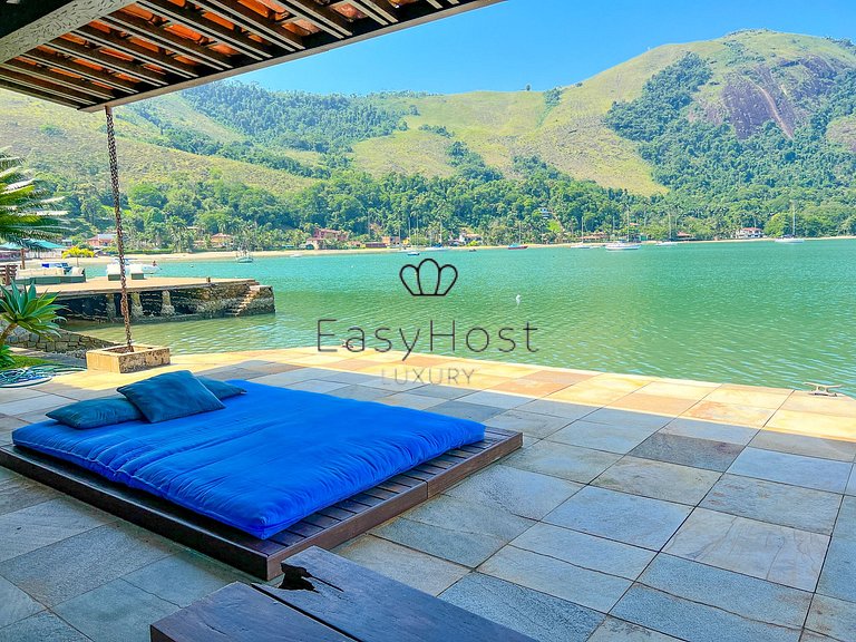 Casa vacacional en Angra dos Reis con piscina y vistas al ma