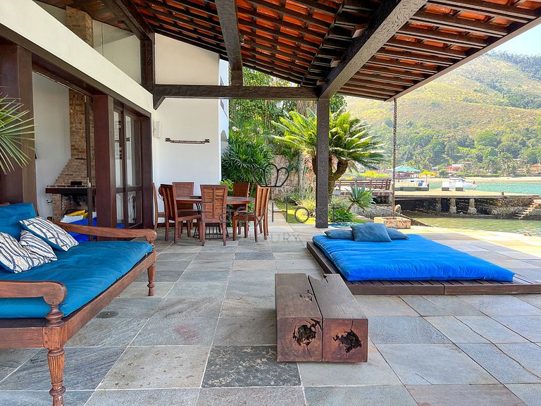 Vacation home in Angra dos Reis with pool and ocean view.