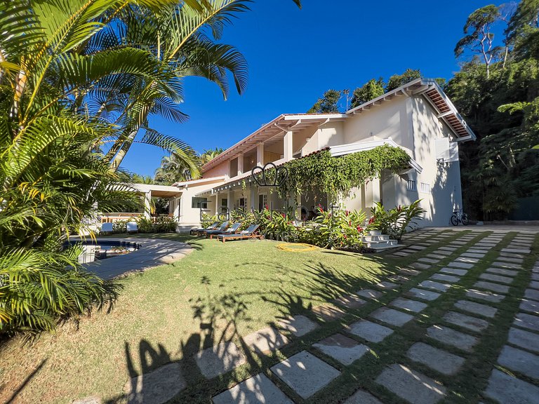 Aluguel de casa em Paraty com piscina em condomínio exclusiv