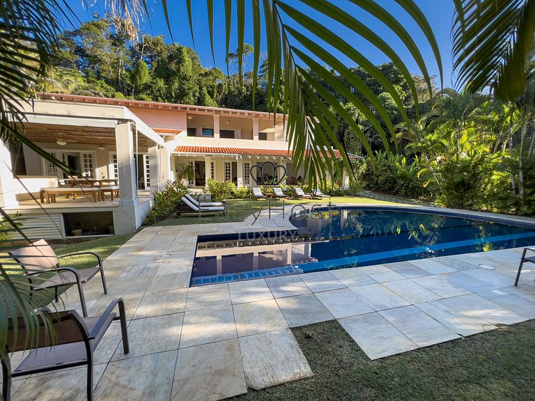 Casa à venda em Paraty com piscina e área gourmet em condomí