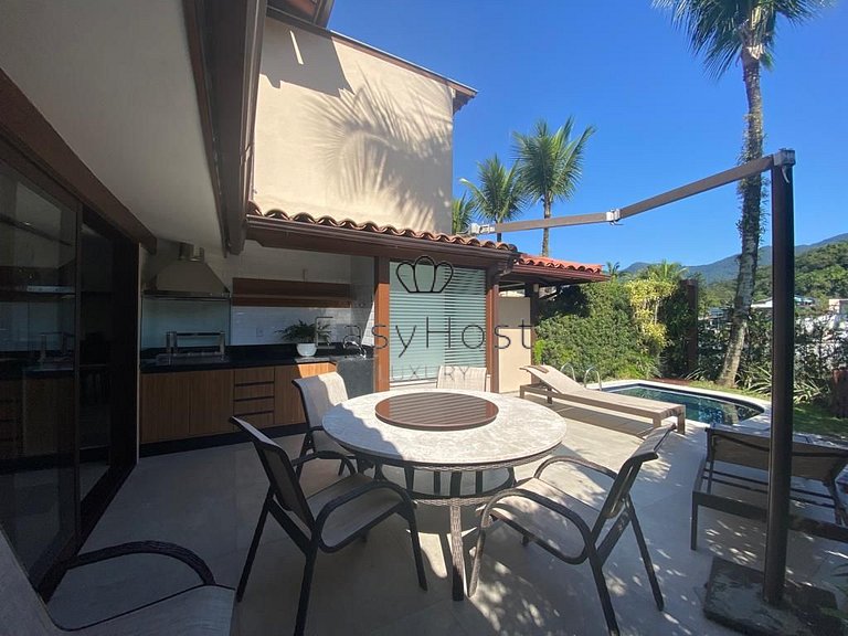 Casa à venda em Angra dos Reis em condomínio fechado