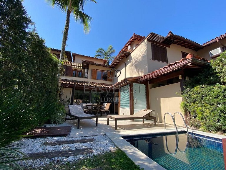 Casa en venta en Angra dos Reis en condominio cerrado.