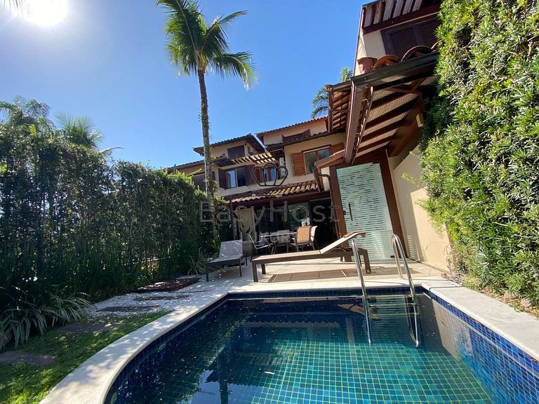 Casa à venda em Angra dos Reis em condomínio fechado