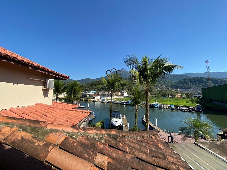 Casa à venda em Angra dos Reis em condomínio fechado