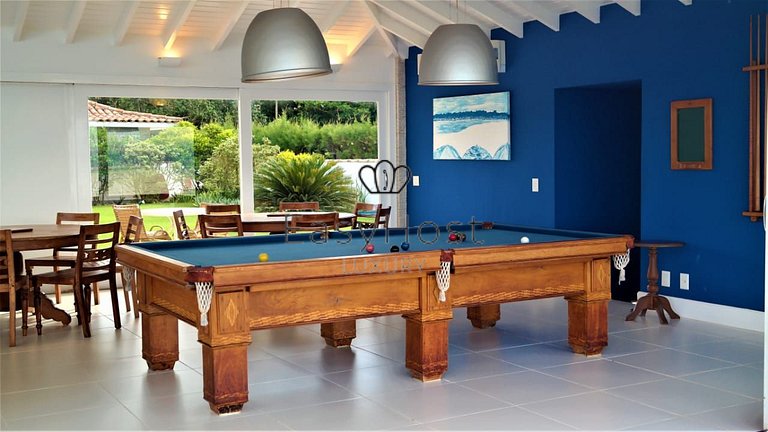 Vacation home in Búzios with pool and ocean view.