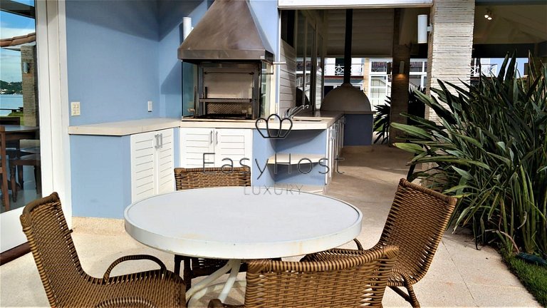 Casa de vacaciones en Búzios con piscina y vista al mar.