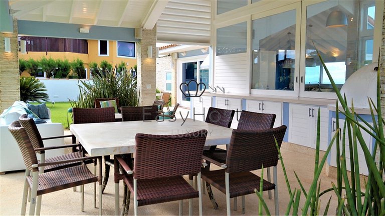 Vacation home in Búzios with pool and ocean view.